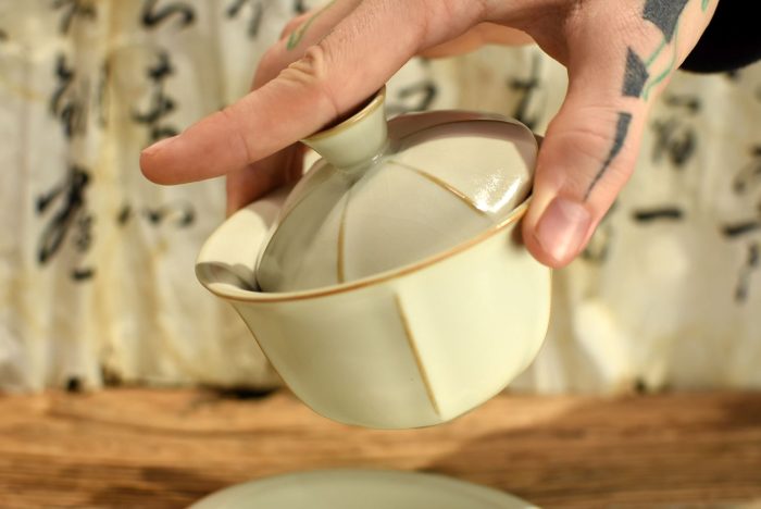 HuangRu Yellow Lotus Gaiwan | Crackled Glazed, 150 ml. - Image 4